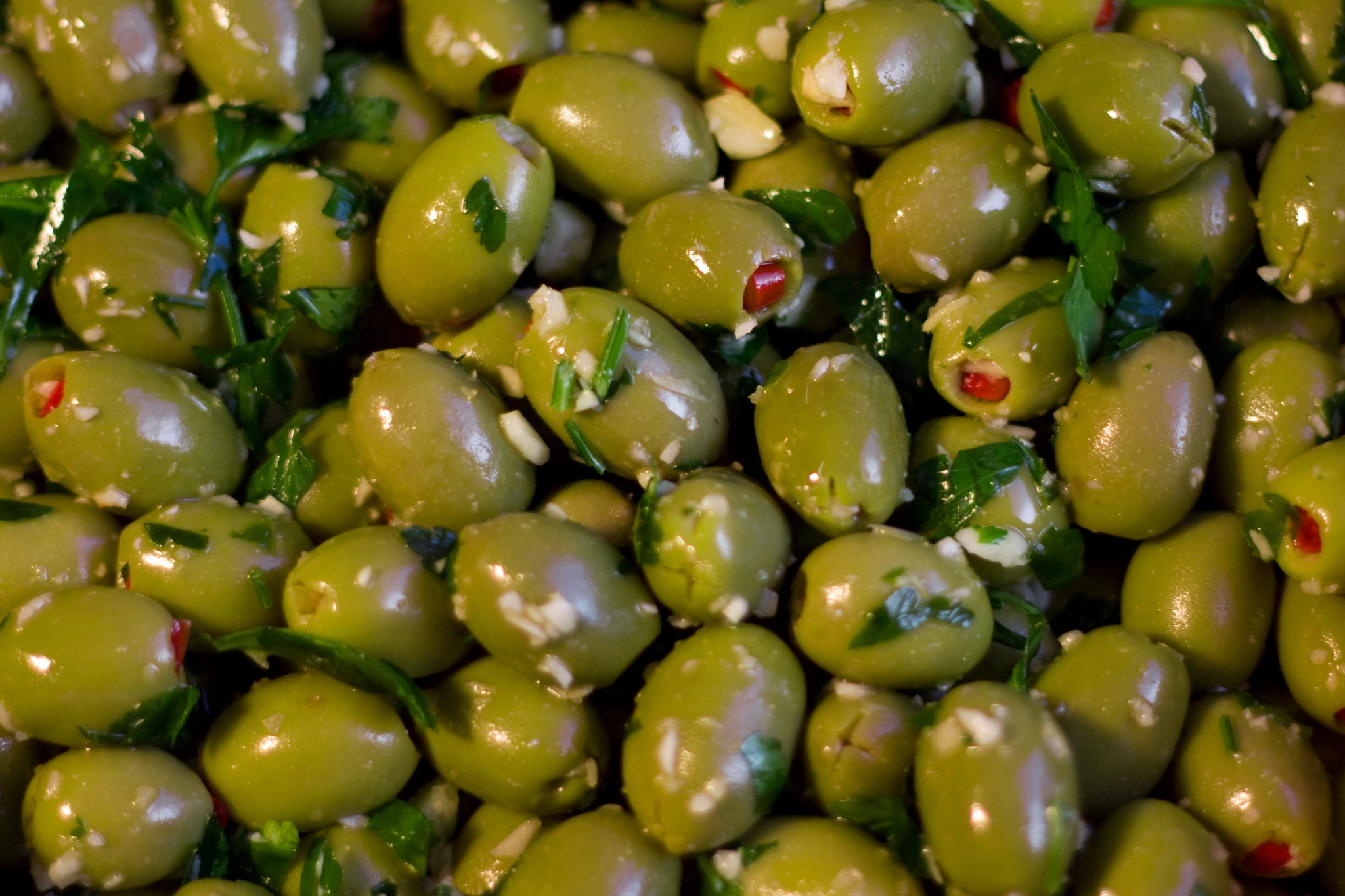 Grüne Oliven mit Paprika, Knoblauch und Kräutern – Der Olivenstand GmbH